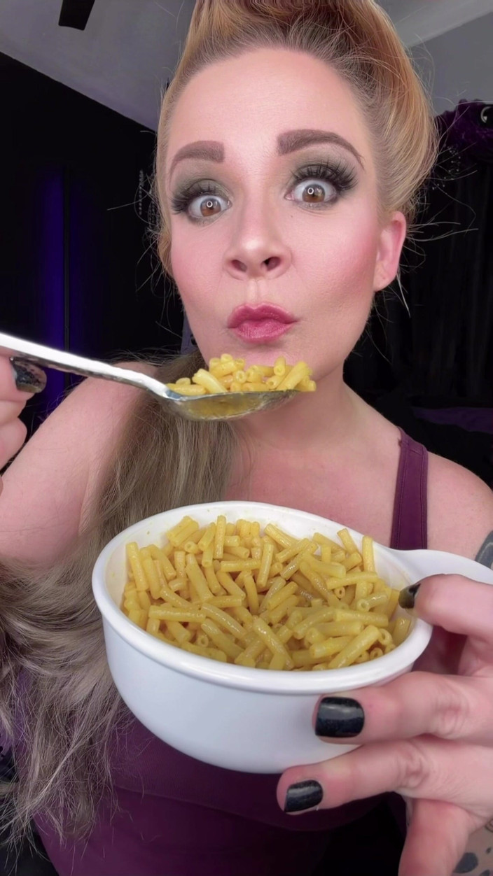 Miss Whitney Morgan: Vineri târziu, noaptea târziu, foodie fetiș