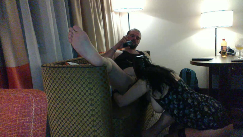 Toilet Mommy: Жена сосет незнакомцу в мотеле