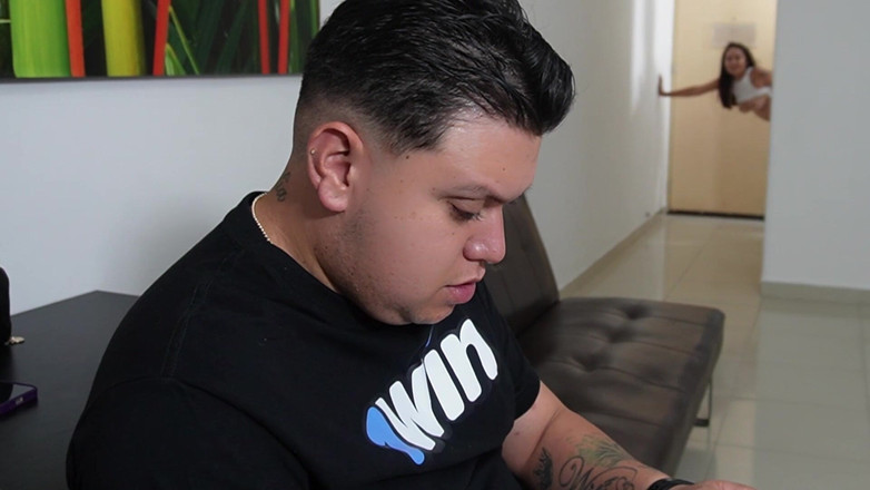 Allison Sweet: Ups! Ho Scopato Involontariamente L'idraulico Mentre Mio Marito Era in...