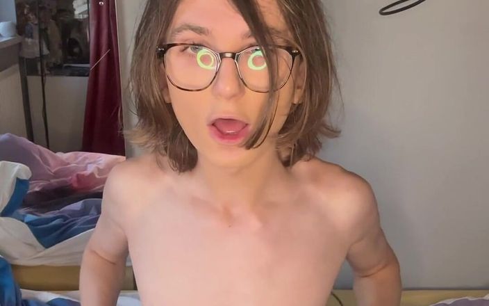Kris Rose: Fată transsexuală obraznică se dezbracă și tachinează pentru tine