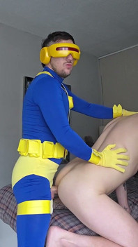 Als ich meinen stiefbruder nach yhe fancy kleiderparty fickte, sagte er mir, lass mein cyclops outfit an