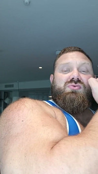 Jack stacked - dominante papá musculoso luchando con tira de singles y hablar sucio