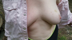 Bouncy Tits Action: Roztrhej mi halenkou na nás, potrestej moje prsa