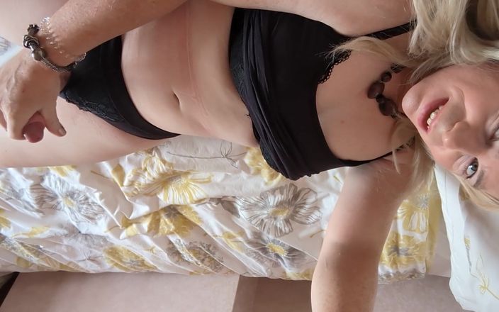 NikkiGee: Ein bisschen zeit mit nikki im bett