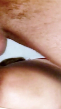 Une vieille trans latina se fait sodomiser par de jeunes mecs musclés