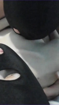 Meu namorado lambe meus peitos e delicia meu mamilo sensualmente
