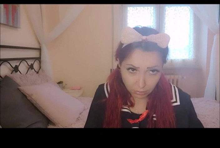 savannahamatoriale: Tato sexy holka potřebuje pomoc se svým stomacache, můžete pomoci?