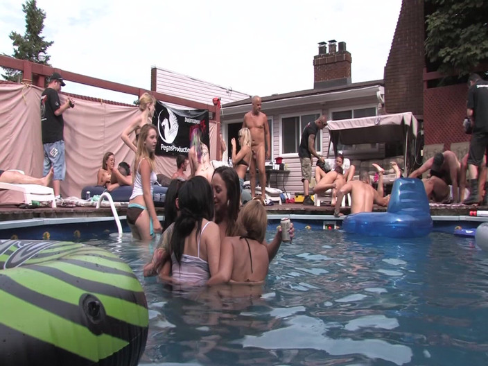 Gangbang team: La orgía en la piscina donde todos se mete en...