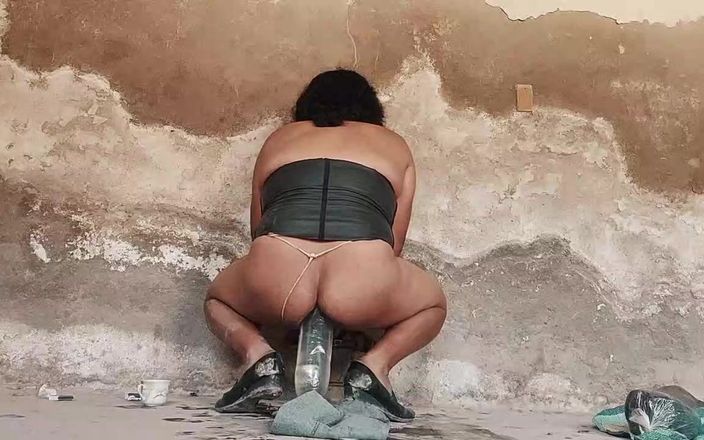 Elizabeth BDSM: Curva peruviană Elizabeth își introduce o sticlă uriașă de suc în anus...
