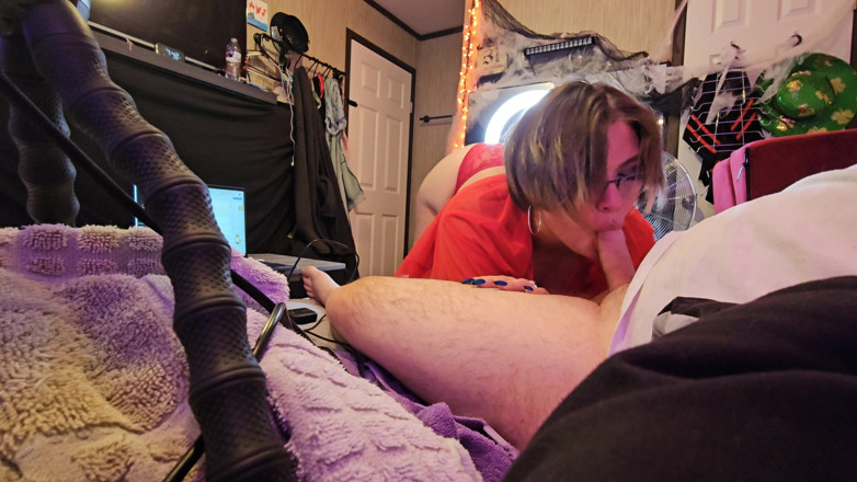 Funhousewife69: 彼は私にチンポを与え、喉の奥に射精するまで