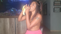 domslutfucker: India en topless aprieta sus tetas mientras chupa y hace...