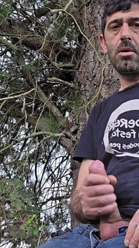 Chico hetero se masturba en el bosque