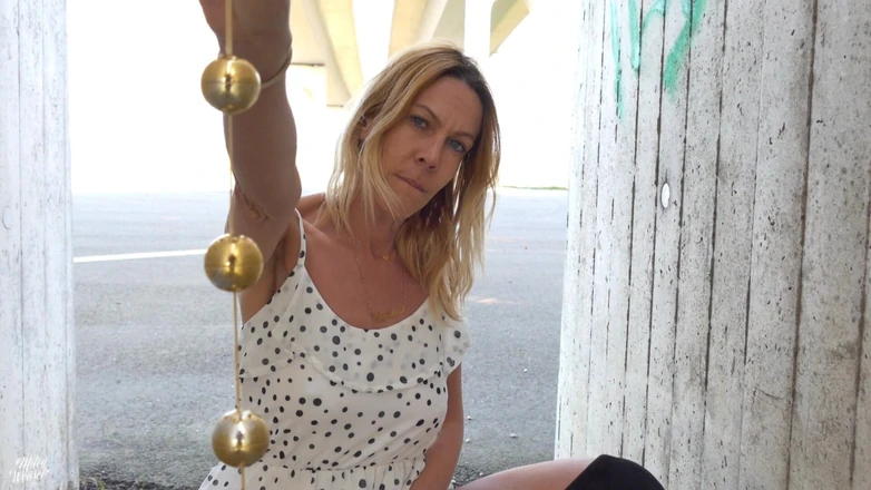 Miley Weasel: Блондинка получает это публично! Обожаю яйца!