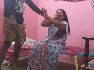 Madrastra trajo comida para comer hijastro la agarré y tuve sexo con ella