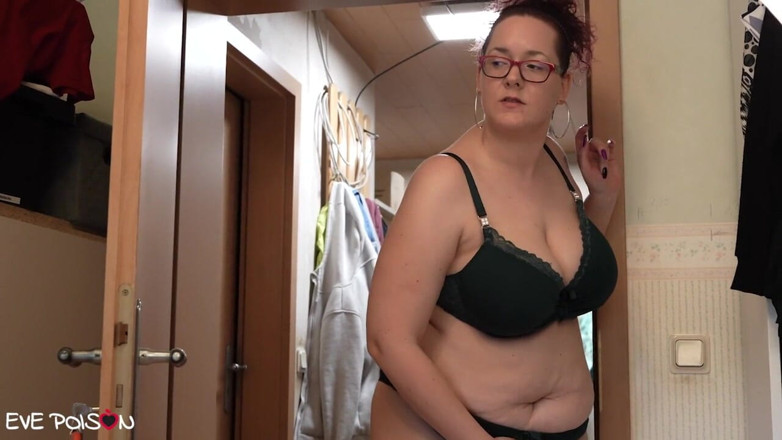 Eve-Poison: Lesbiska MILFs blir nakna och knullar sina fittor med dildon