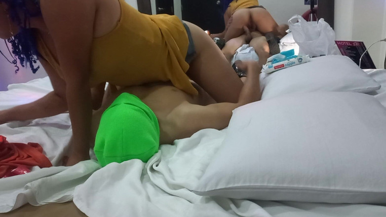 Martin13: Aku bikin ibu tiriku mengerang keenakan kayak pelacur, maaf aku...