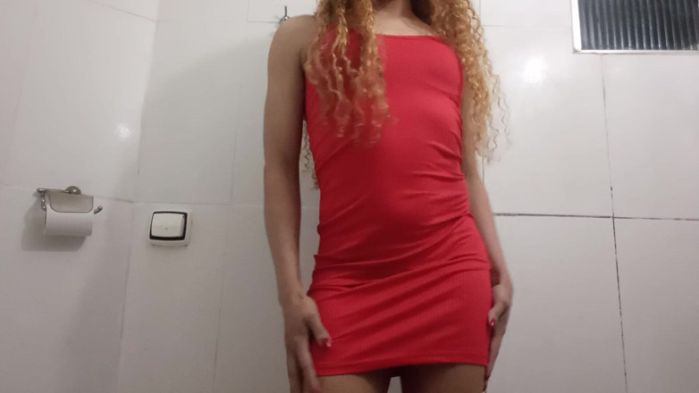 AngelMature: Kırmızı sahnede trans kadın 02