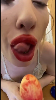 Elza succhiata con il dildo e sborra