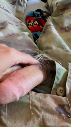 Gay Soldier Stuff: Армійський солдат дрочить у своїй формі в трусах Томмі Боксера і стріляє з вантажем, також одягнений у видані військові армійські дами