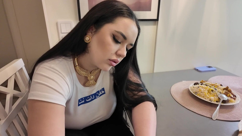 Amateur Homemade Porn: Kebap yemeğinden sonra İranlı büyük götlü azgın üvey kız kardeşini sikiyor