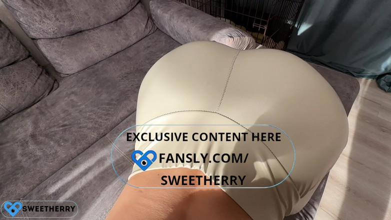 SweetHerry: 当一个洞出现在这些紧身裤上时，多么美丽的景色