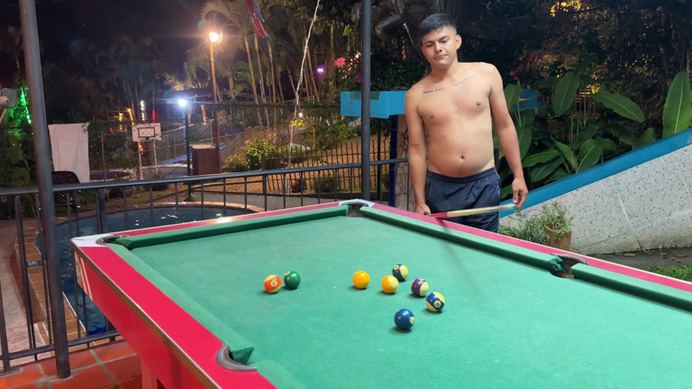 ManuelaAlvarez: Com a desculpa de chegar à toalha, uma meia-irmã sexy mostra...