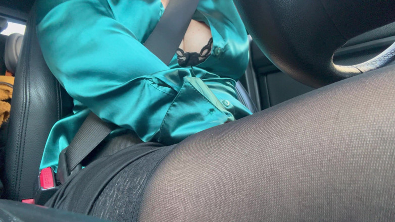 Step Mommy: MILF panas matang melancap dalam kereta dalam perjalanan pulang dari...