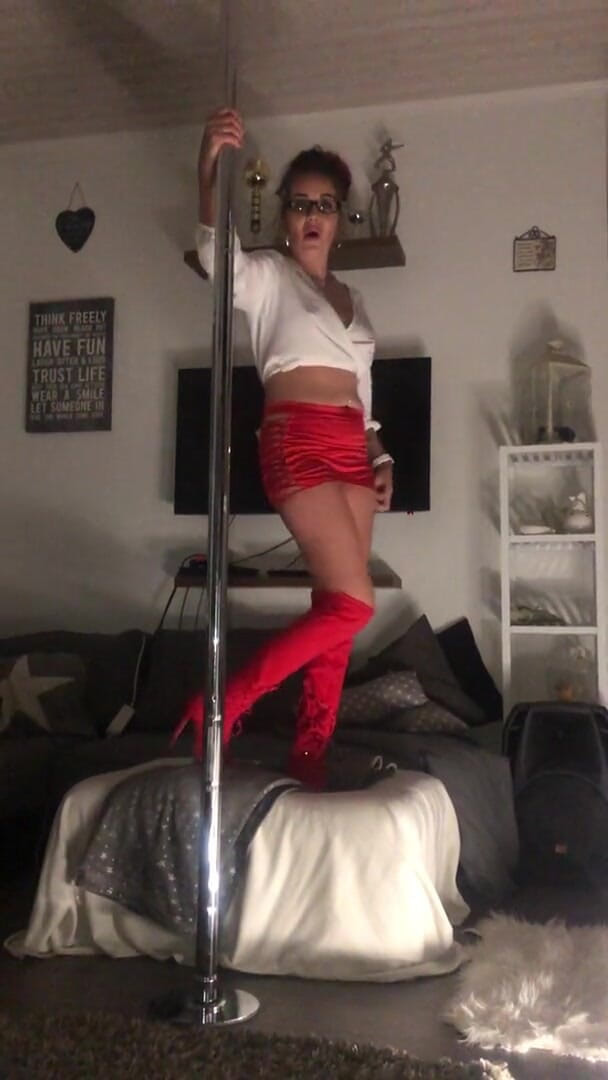 BaDayDream BambiAmbita: BambiAmbitas - striptease excitat cu stâlp