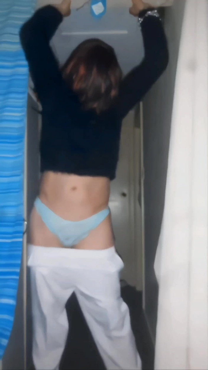 Lizzaali: Provocando em My White Buiseness Pants e Red Heels tirando...