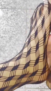 Milf tatuada provoca juguete con pies de nylon
