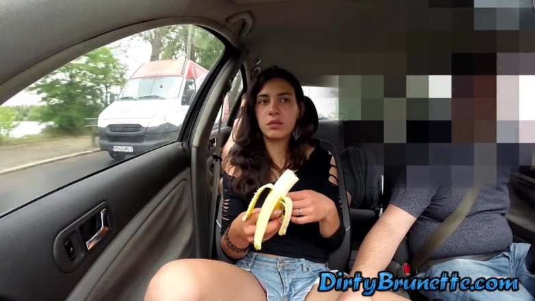 Dirty Brunette: 102 minutes, une salope mariée suce et baise avec plusieurs...