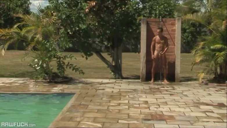 Raw Fuck: Des potes robustes se font baiser sans capote au bord...