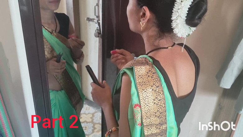 Desishycouple: हरी साड़ी में तैयार हो रही भारतीय पत्नी भाग 2