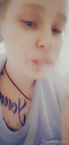 Estrella Steam: 穿孔的女孩抽烟