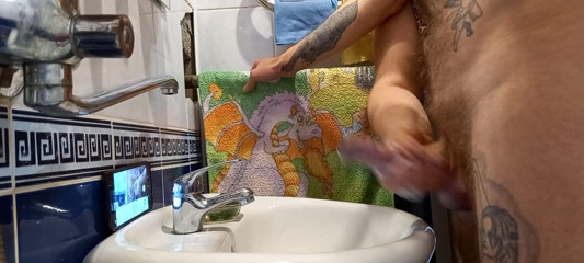 Zona901: V koupelně mi dívka pomáhá masturbovat mého ptáka