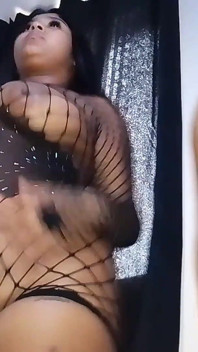 2 chicas gösteriden önce dans ediyor