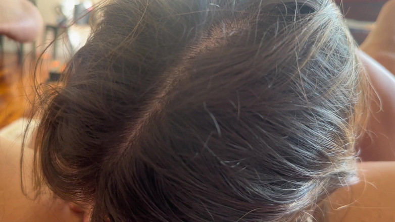 Mr Roca: Cewek sange rambut cokelat ini lagi asik nyepong kontol besarku...