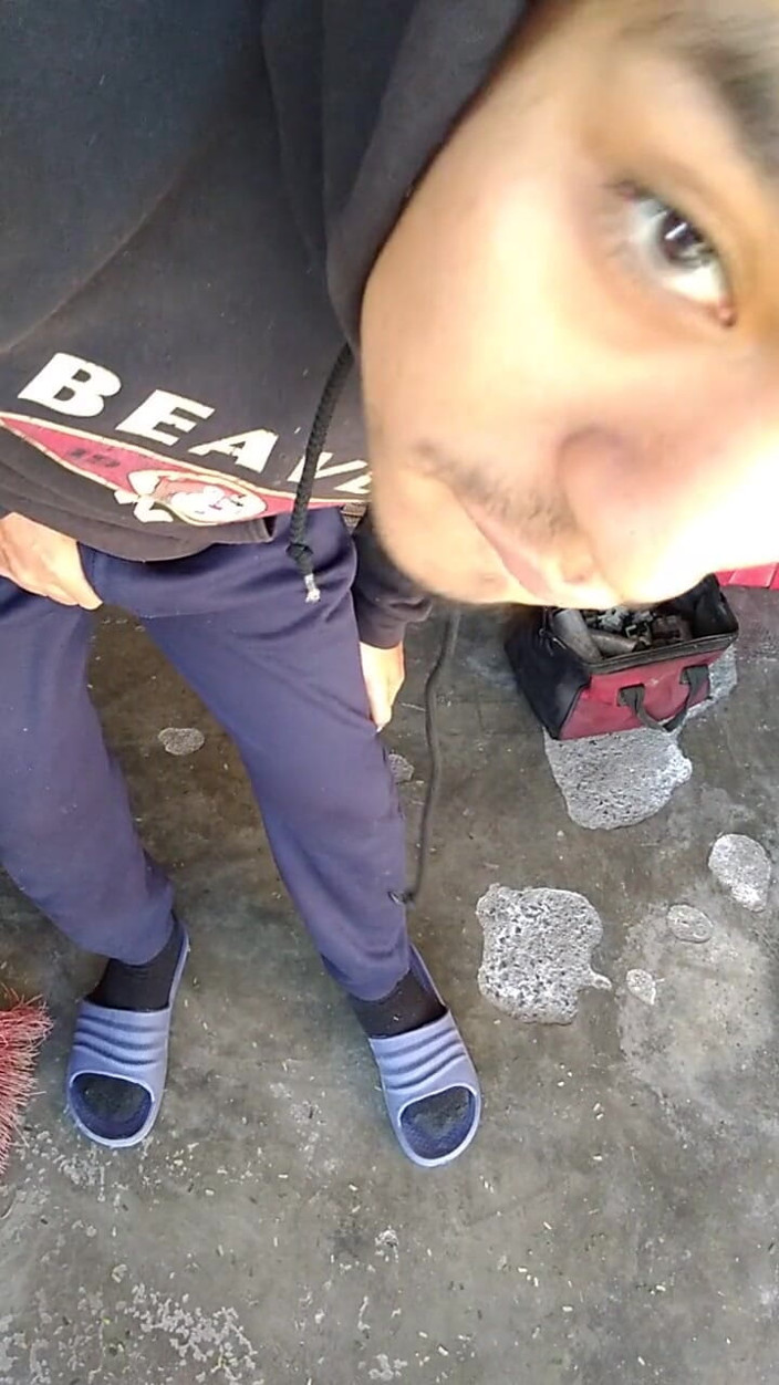 AlexAlejandro13: La poarta casei mele scoțându-mi pula