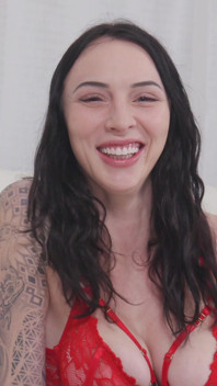 Vysoká potetovaná prsatá holka pro nového chlapa s Indica Marie s Treyy Vunt