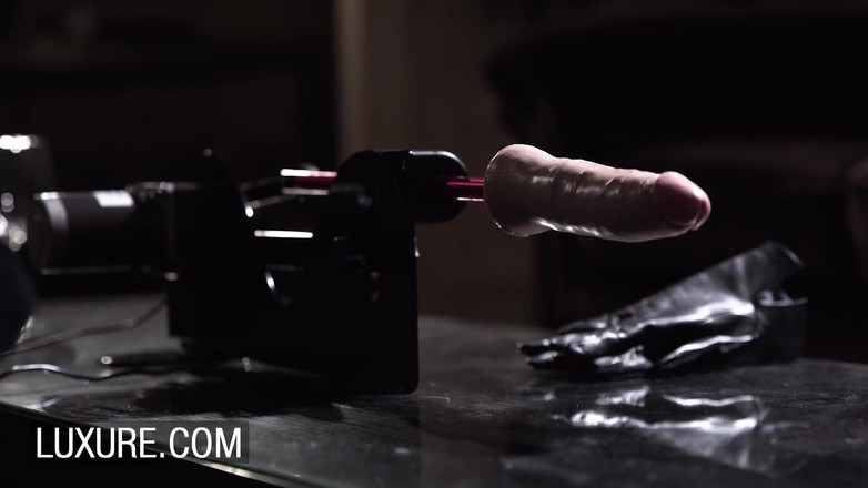 Luxure: Міна Sauvage в гарячій нижній білизні проникла в секс-машину