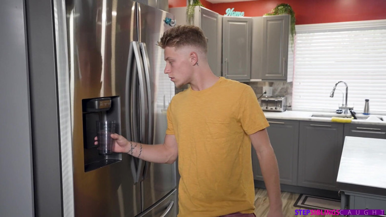 StepSiblings Caught: Dare la figa al fratellastro - S25:e10