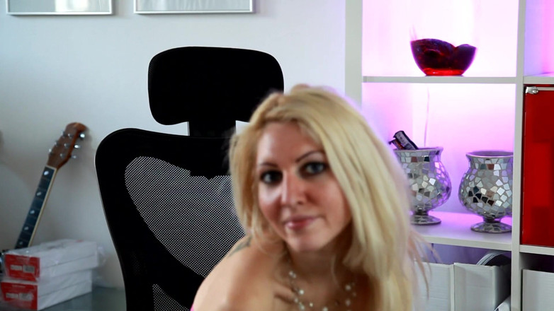 Toy Sluts: Blondă își fute cu degetul pizda cu ușurință