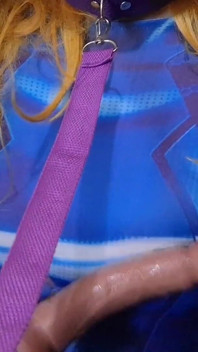 Rozšířený střih Sissy Cocksucker s psím límečkem naplácá její prsa a honí ptáka s podpažím na Halloween