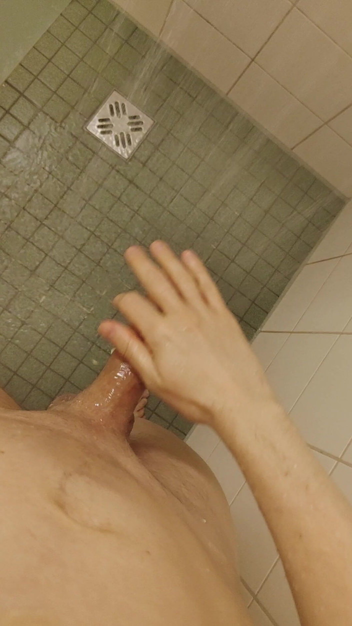Bayer911: Cowok bertubuh kurus kulit putih ini kencing di kamar mandi...
