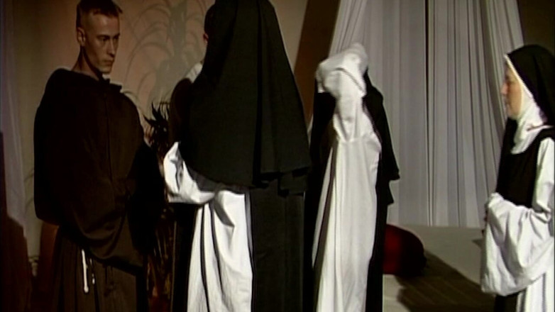 Erotic Club: La figa prolasso della suora arrapata si è allargata e sditalinata...