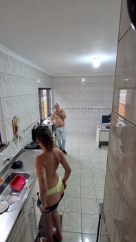 La cameriera si toglie i vestiti e accetta un facciale per dei extra