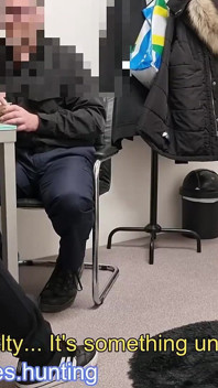 Une travailleuse de la sécurité séduite