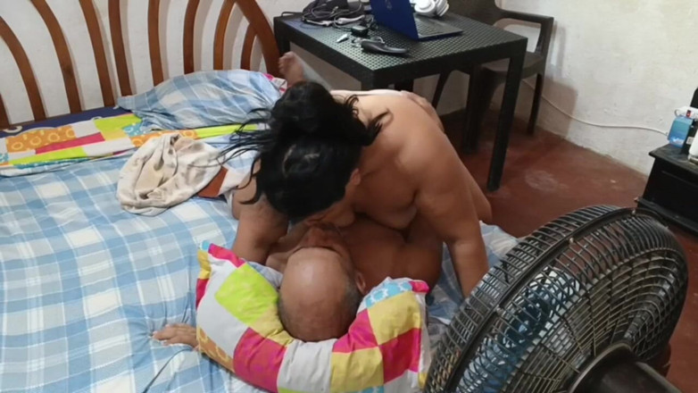 Adribella69: Büyük götlü güzel bir iri güzel kadın üvey kız kardeşinin erkek...