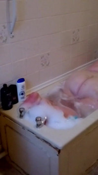 Sbbw attempts to take a bath, can she fit?