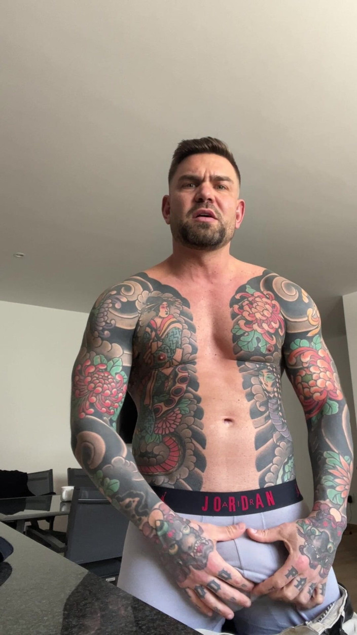 Juan Lucho Gay: फैट कॉक दूध पंप करता है